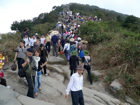Đường dẫn lên chùa Đồng (Yên Tử) vắt vẻo qua các đỉnh núi